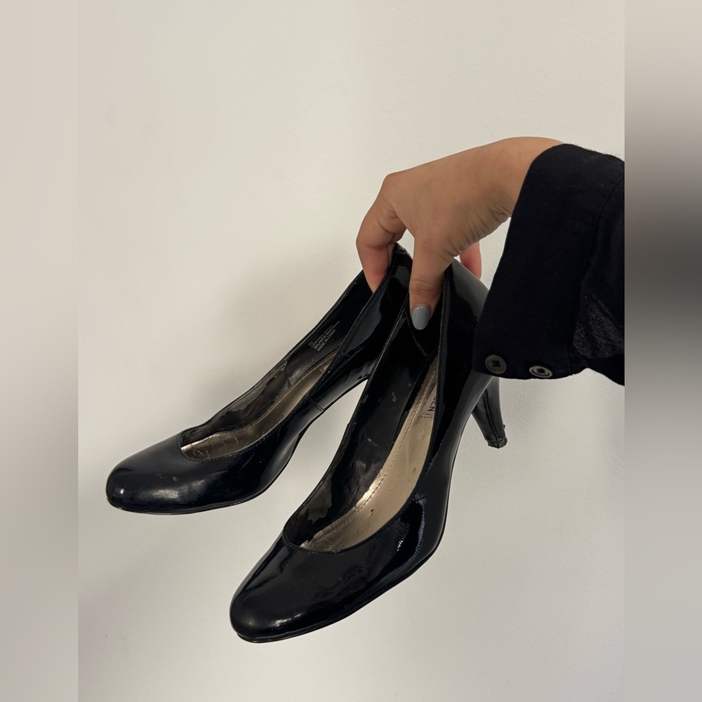 Steve Madden Black Patent Round Toe Pumps